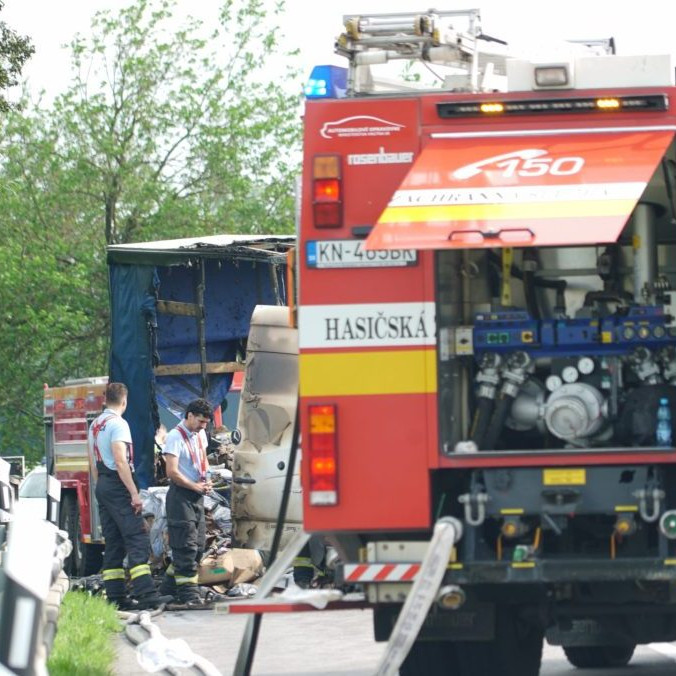 Tragická nehoda v Kolárove má piatu obeť. Na následky ťažkých poranení zomrel jeden z deviatich zranených