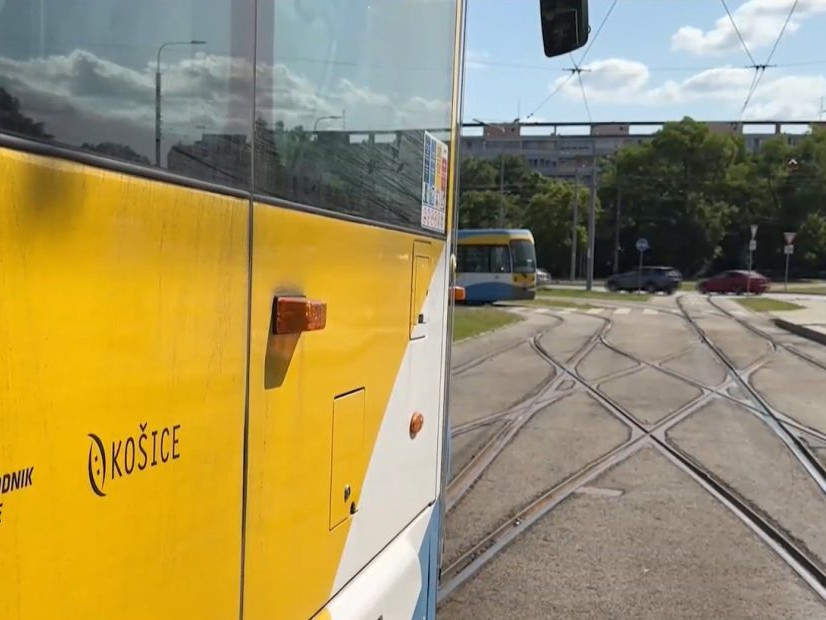 Na ilustračnej snímke košická električka a zastávka.