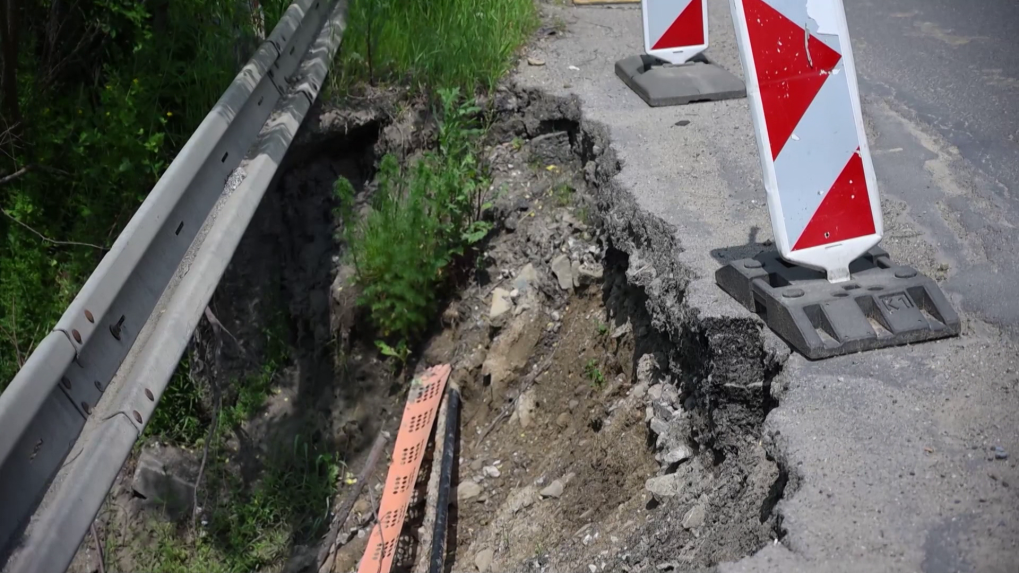 Zosunutá krajnica, zúžené pruhy, žiadna oprava: Cesta na hlavnom ťahu do Poľska sa ani rok od poškodenia nedočkala opravy