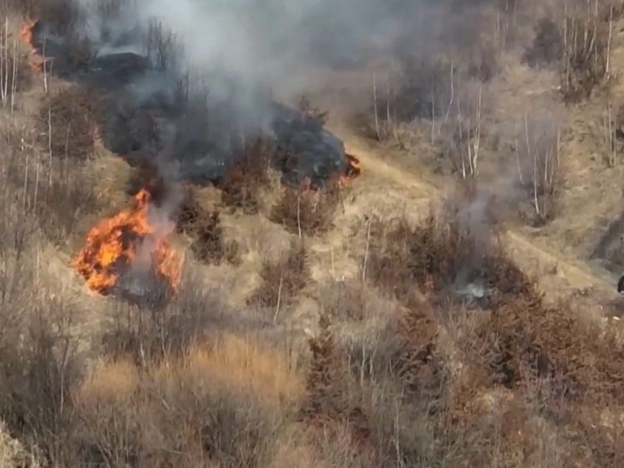 Na snímke požiar v trávnatom poraste pri Krompachoch.