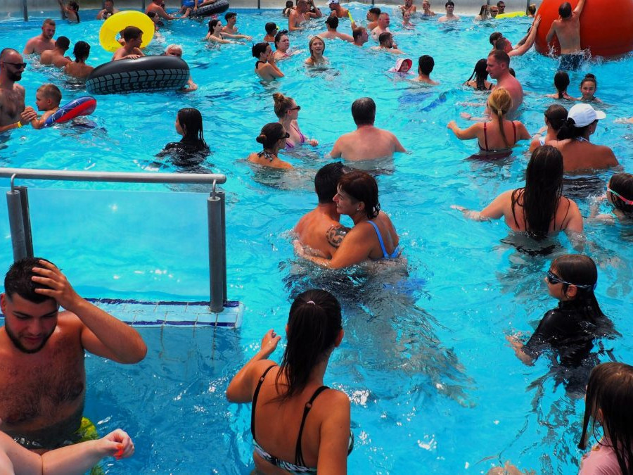 Ľudia vo vode na kúpalisku.