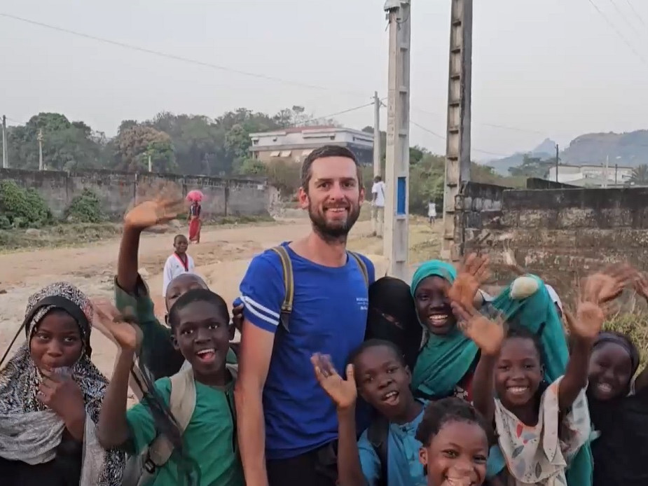 Ladislav s deťmi v Afrike