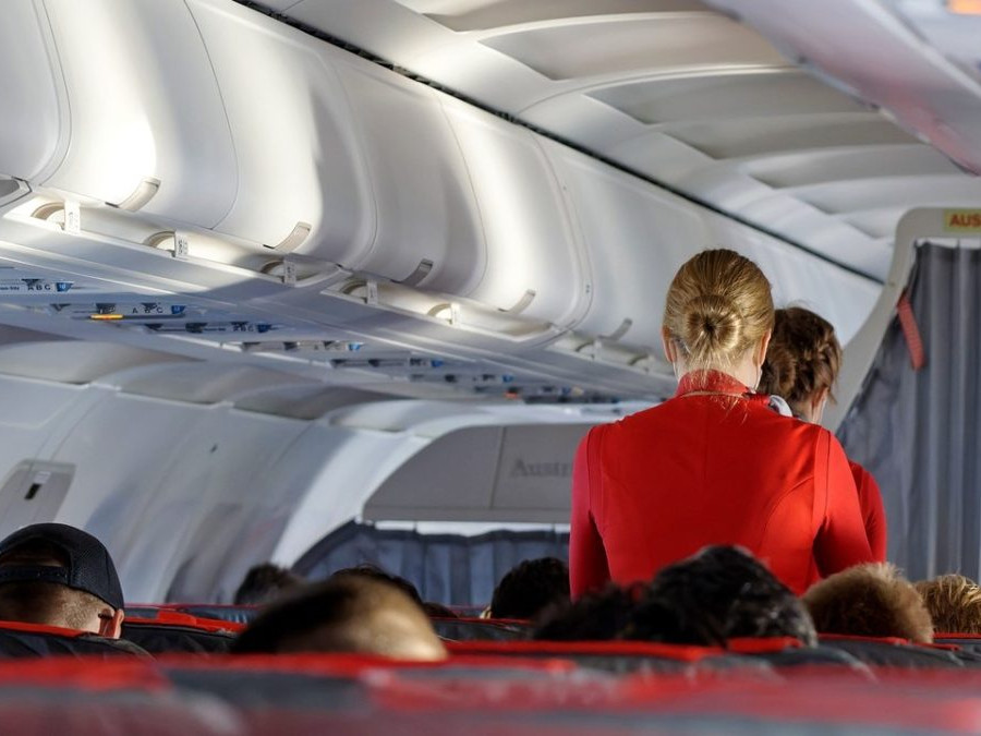 Na snímke sú v lietadle pasažieri a letušky.