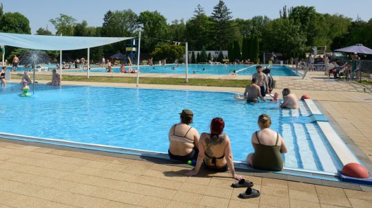 ľudia na kúpalisku