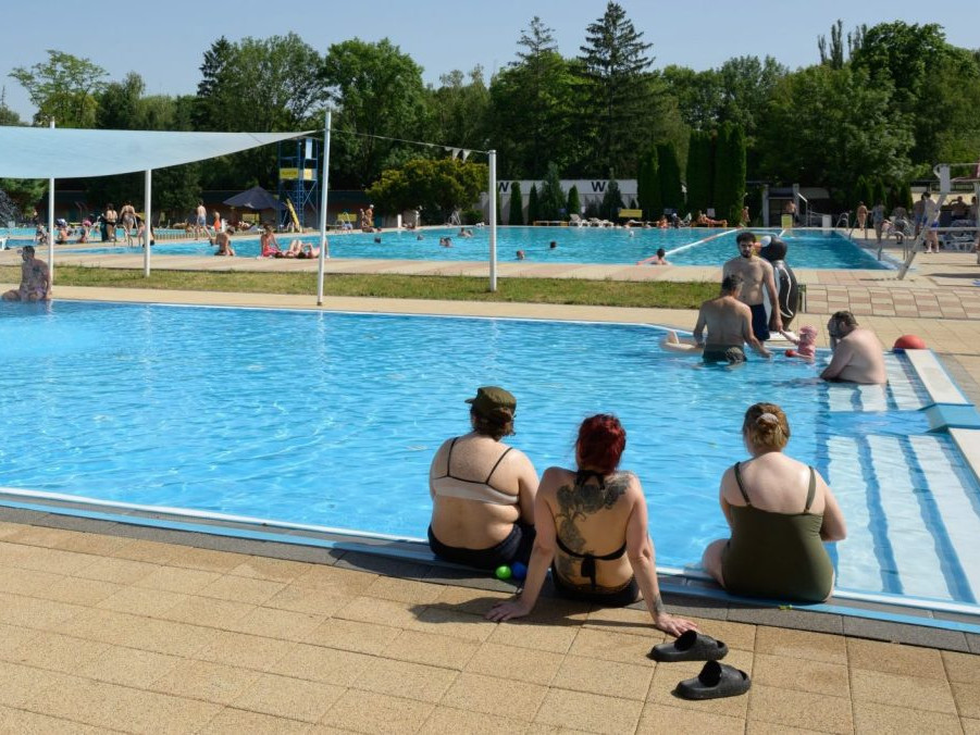 ľudia na kúpalisku