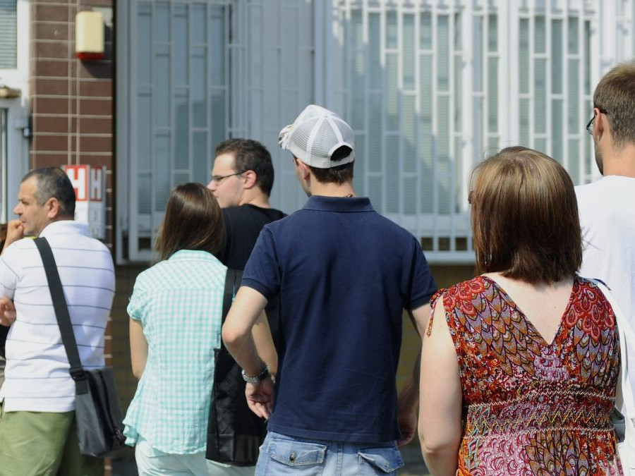 Na snímke ľudia čakajú v rade v Bratislave.