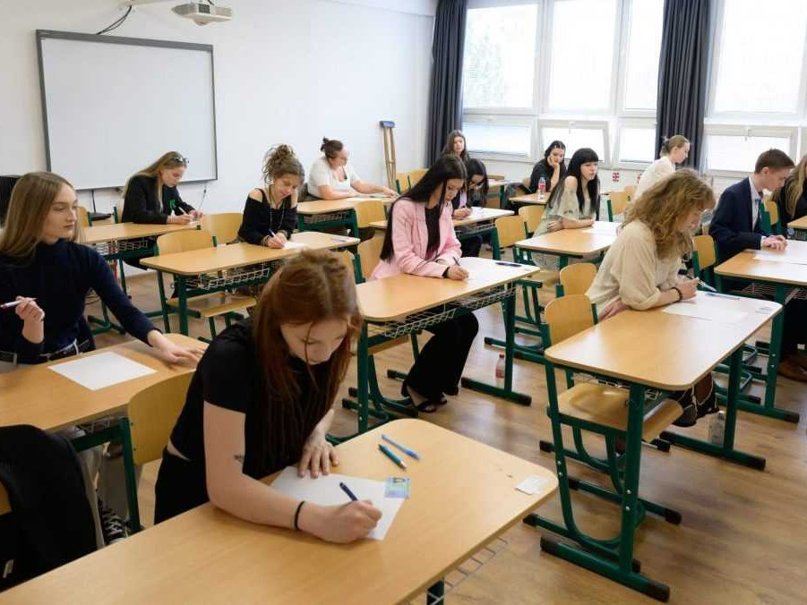 Žiaci pred maturitou zo slovenského jazyka a literatúry.