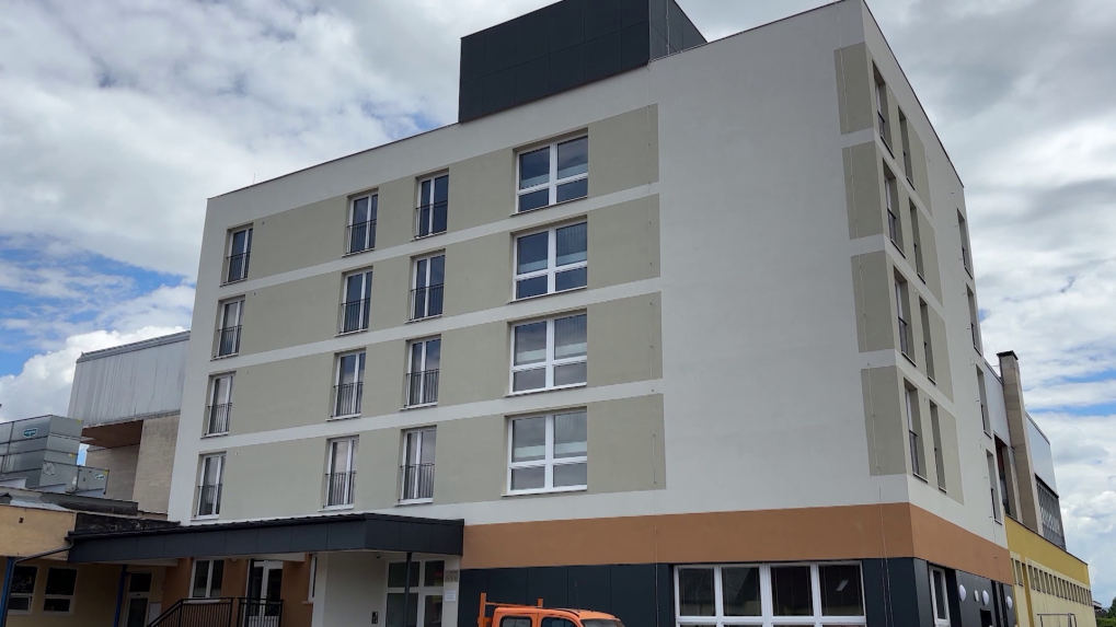 Bývalý hotel v Spišskej Novej Vsi prerobili na nájomné byty: Prisľúbili ich mladým rodinám, teraz sa objavujú pochybnosti