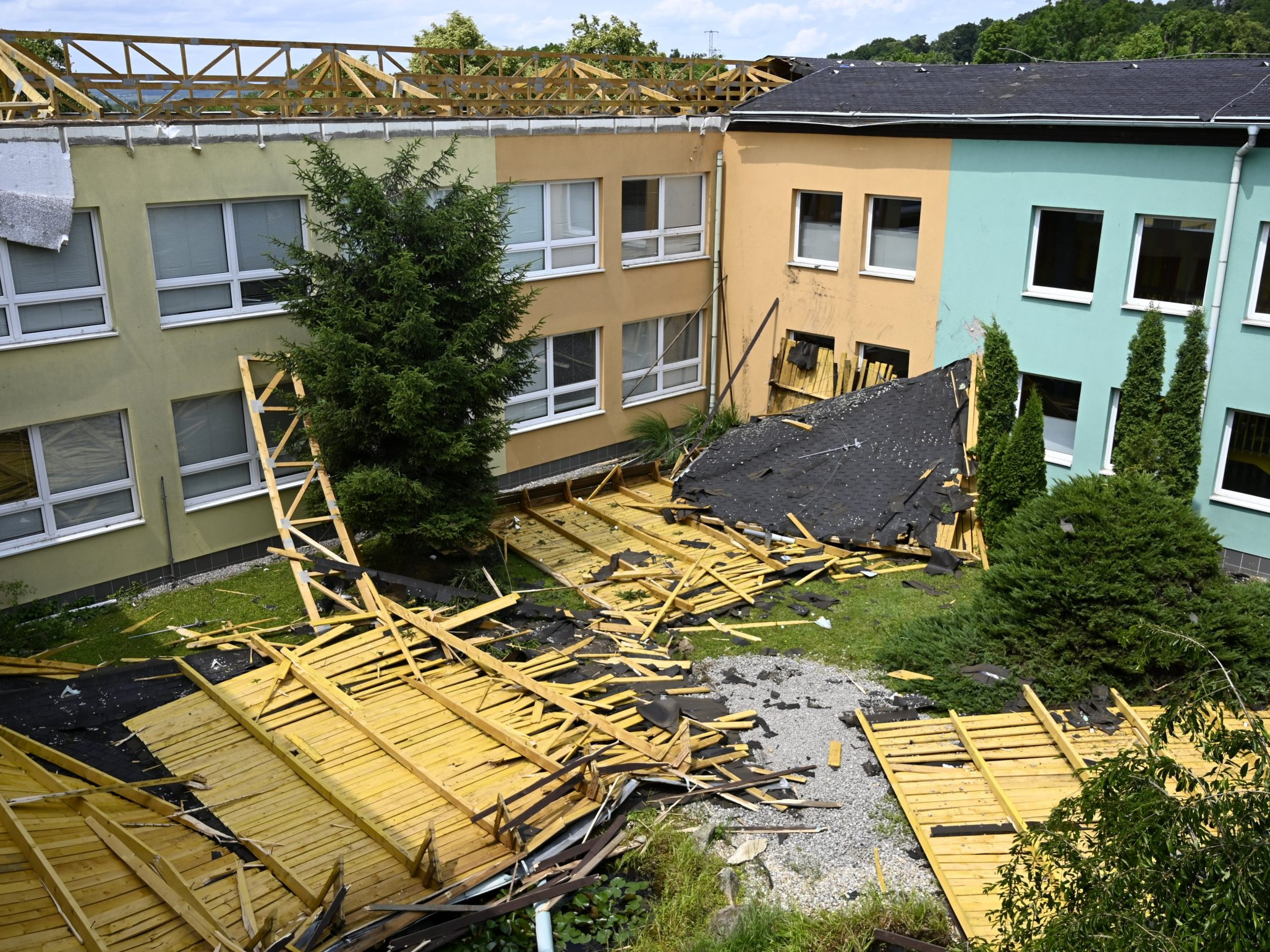 Na snímke poškodená strecha na budove Základnej školy (ZŠ) Teodora Jozefa Moussona 9. júna 2025 v Michalovciach.