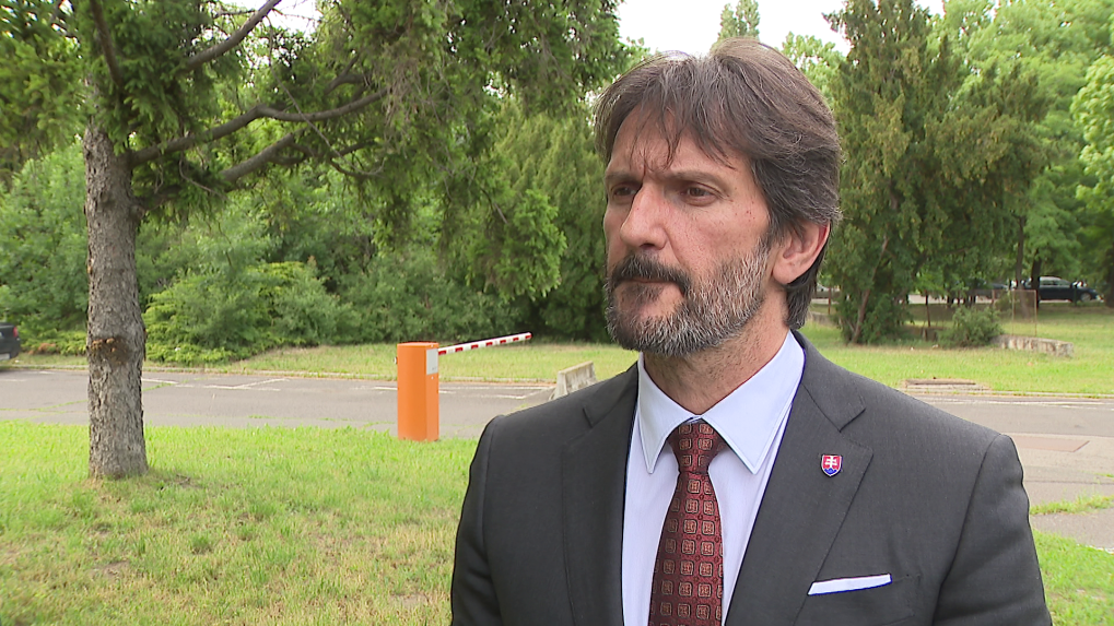 R. Kaliňák exkluzívne pre STVR o výdavkoch na obranu: S SNS zdieľame rovnaký názor, že skokovité  navýšenie nie je možné