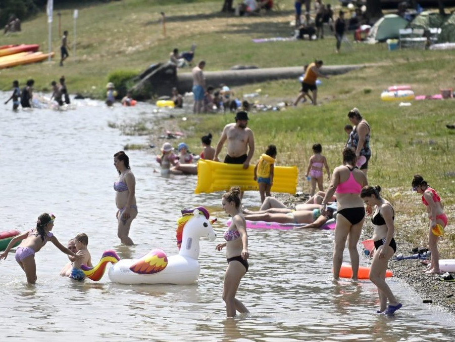 Na snímke rekreanti sa kúpu v rekreačnom stredisku Lúč na Zemplínskej Šírave.