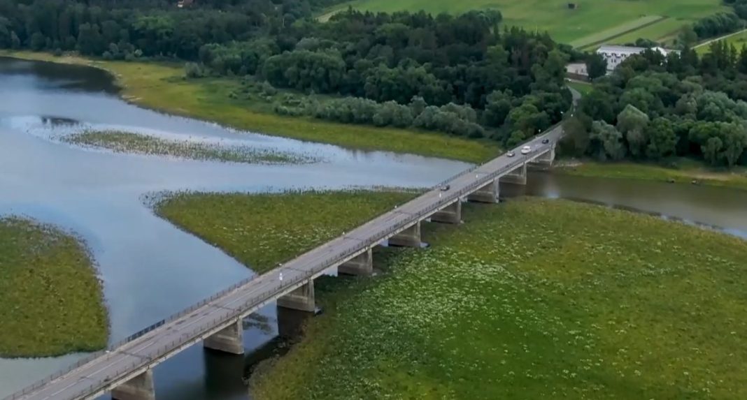 Kamionisti ignorujú zákaz vjazdu na most v Námestove. Ten je v zlom stave a hrozí jeho kolaps