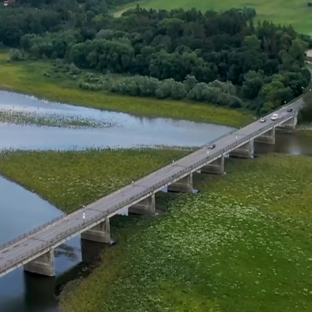 Kamionisti ignorujú zákaz vjazdu na most v Námestove. Ten je v zlom stave a hrozí jeho kolaps