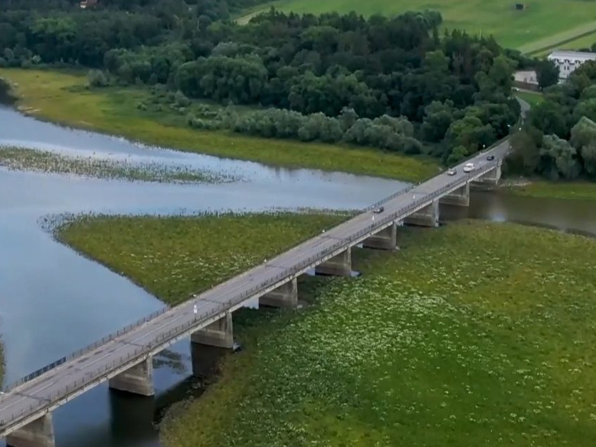 Kamionisti ignorujú zákaz vjazdu na most v Námestove. Ten je v zlom stave a hrozí jeho kolaps