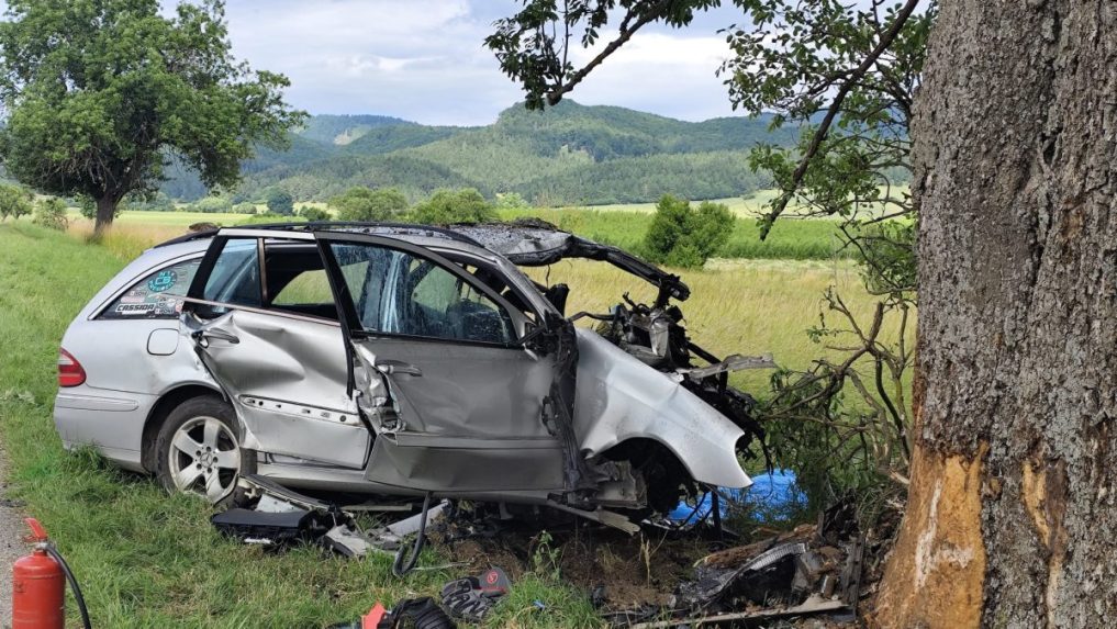 Tragické dopoludnie: Vodič (†54) v Slovenskom Pravne neprežil čelný náraz do stromu