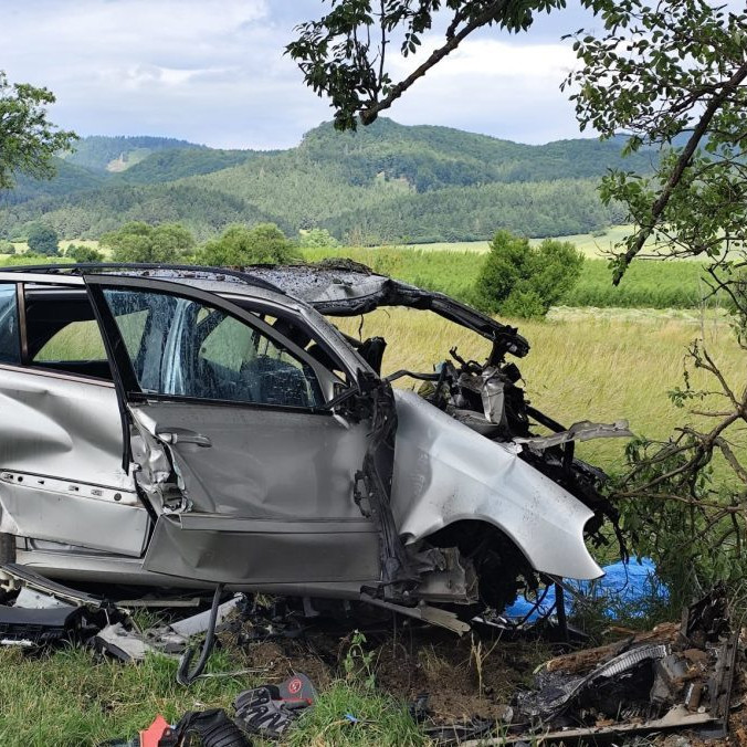 Tragické dopoludnie: Vodič (†54) v Slovenskom Pravne neprežil čelný náraz do stromu
