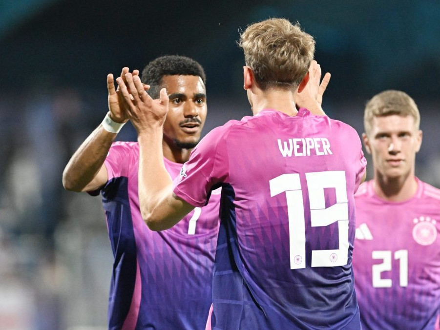 Nemci sa tešia z gólu v skupinovom zápase proti Anglicku.