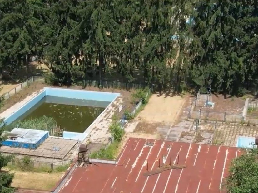 Na snímke pohľad na chátrajúce kúpalisko Neresnica.