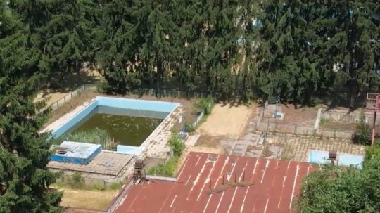 Na snímke pohľad na chátrajúce kúpalisko Neresnica.