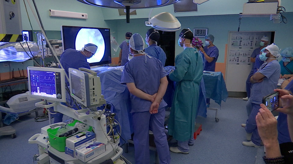Prvá operácia svojho druhu na Slovensku: Lekári v Nových Zámkoch zoperovali driekovú chrbticu špeciálnou technikou