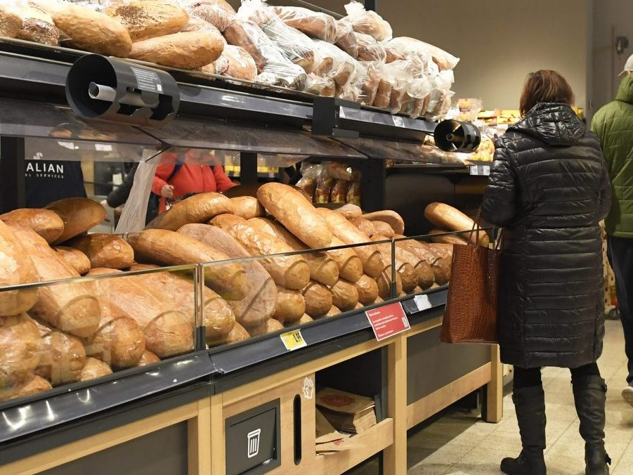 Pečivo v potravinách nákupného centra.