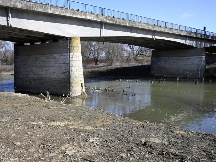 Na archívnej snímke rieka Ondava pri obci Horovce (okres Michalovce), ktorej výška hladiny pre nedostatok vody dosahuje podľa merania SHMÚ len osem centimetrov.