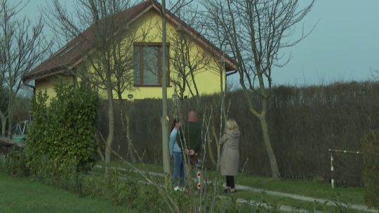 Na snímke sú osoby na príjazdovej ceste pred domom.