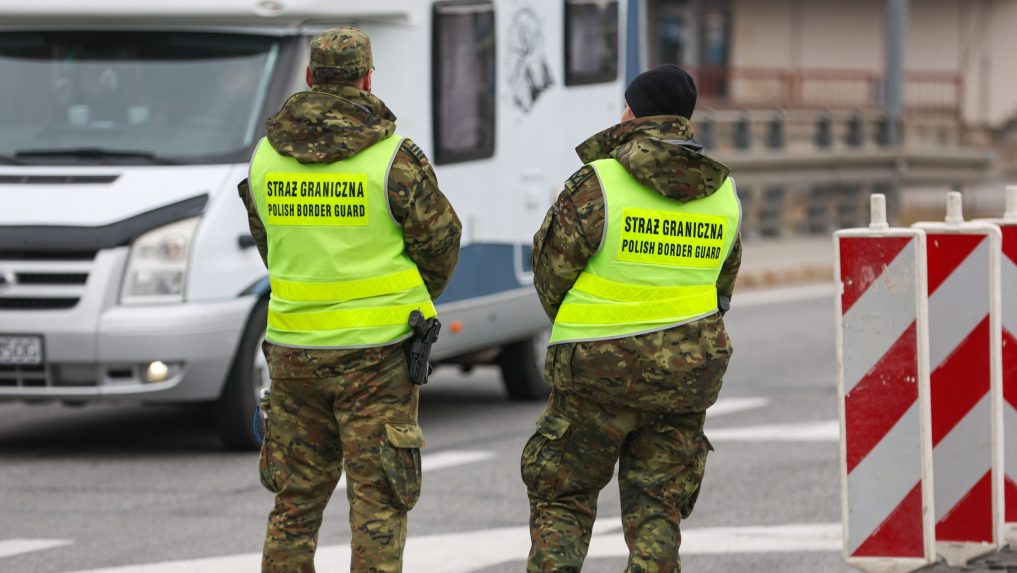 Streľba v poľskej obci neďaleko slovenských hraníc má dve obete. Polícia pátra po páchateľovi
