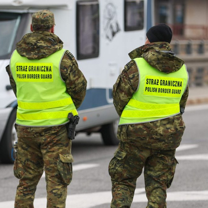 Streľba v poľskej obci neďaleko slovenských hraníc má dve obete. Polícia pátra po páchateľovi