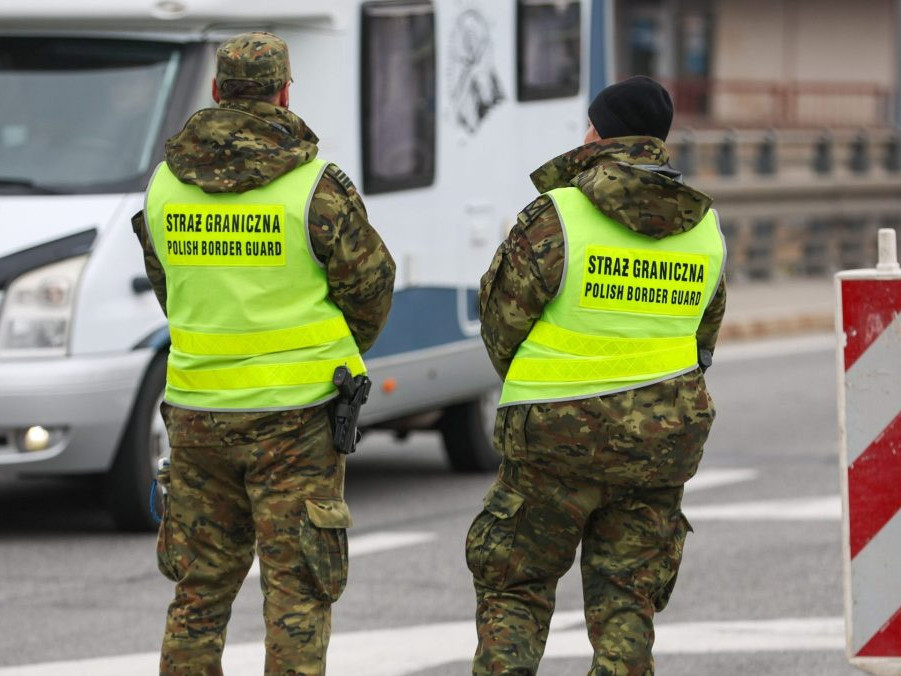 Streľba v poľskej obci neďaleko slovenských hraníc má dve obete. Polícia pátra po páchateľovi