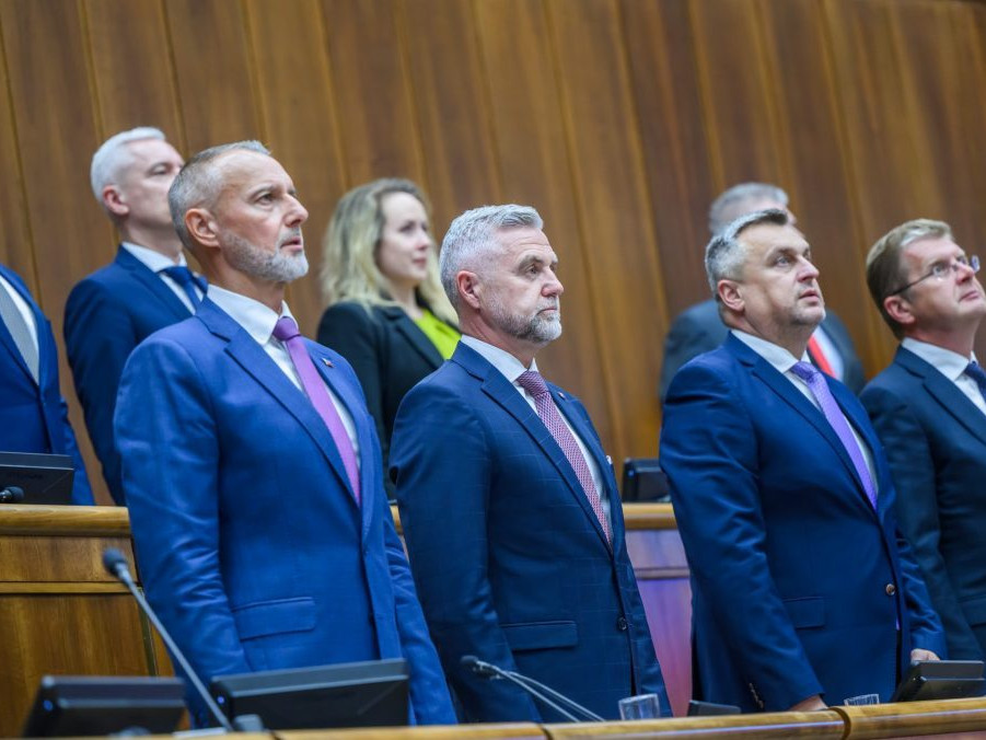 Na snímke členovia vlády v parlamente.