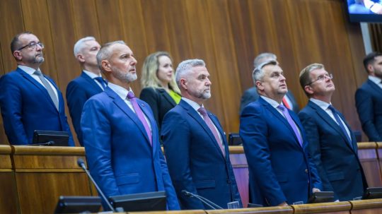 Na snímke členovia vlády v parlamente.