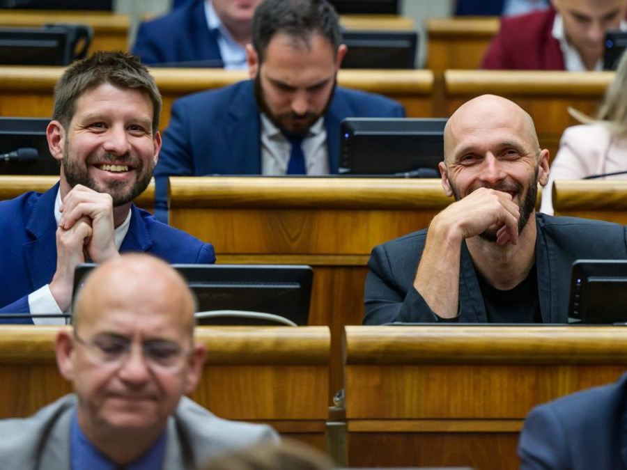 Na snímke poslanci NR SR uprostred zľava Michal Šimečka a Michal Truban (obaja Progresívne Slovensko).