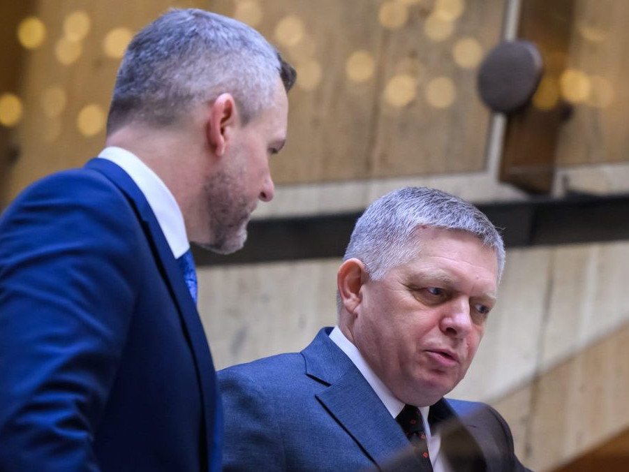 Prezident Peter Pellegrini a premiér Robert Fico (Smer-SD).