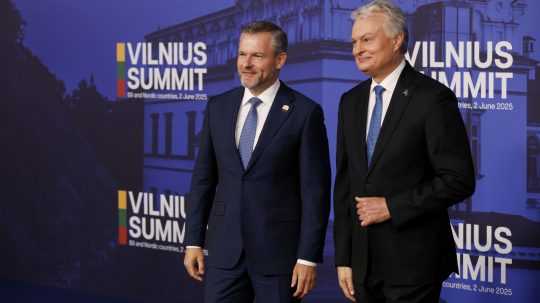 Litovský prezident Gitanas Nauseda (vpravo) víta slovenského prezidenta Petra Pellegriniho.