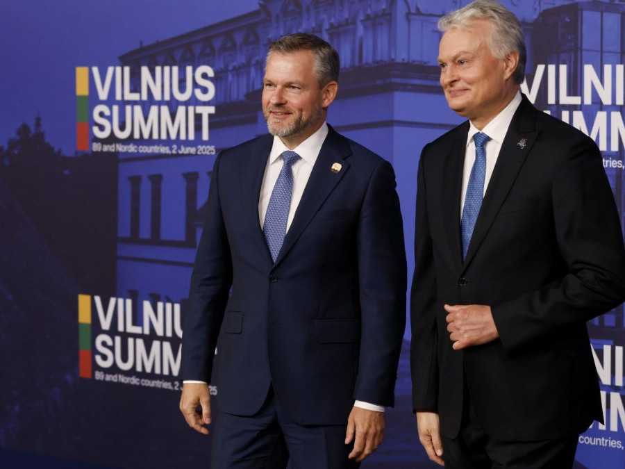 Litovský prezident Gitanas Nauseda (vpravo) víta slovenského prezidenta Petra Pellegriniho.