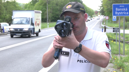 Na snímke je policajt, ktorý meria dodržiavanie najvyššej povolenej rýchlosti.