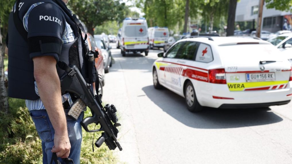 Útočník na škole v Rakúsku zabil desať osôb, neskôr sa zastrelil. Bývalý žiak sa považoval za obeť šikany