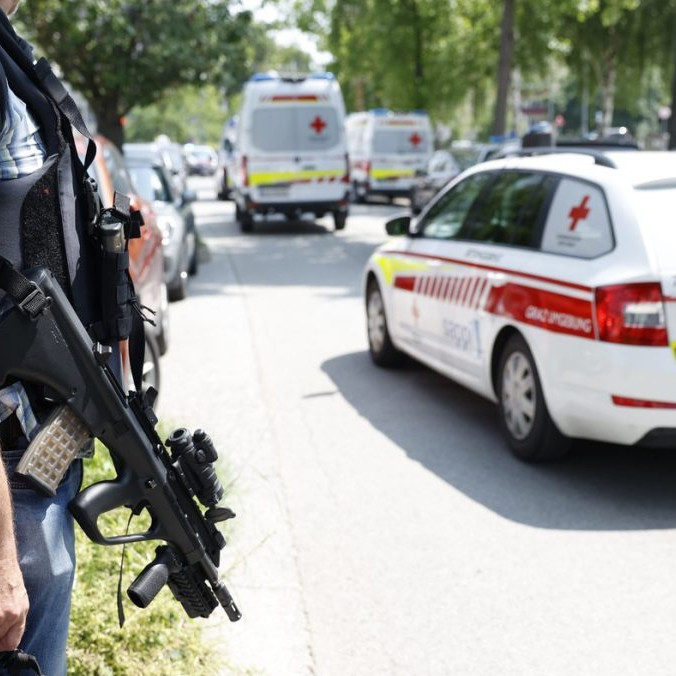 Útočník na škole v Rakúsku zabil desať osôb, neskôr sa zastrelil. Bývalý žiak sa považoval za obeť šikany