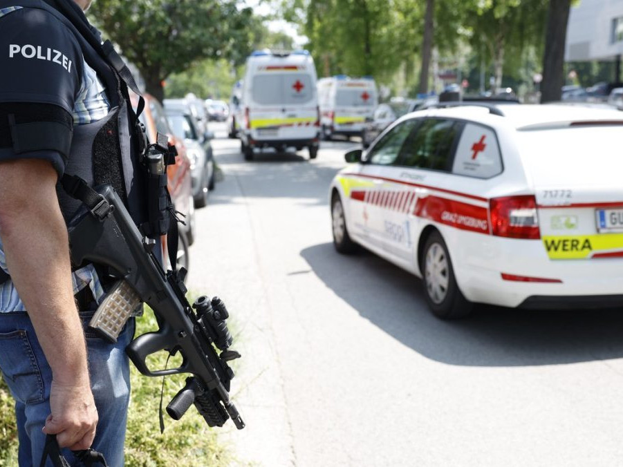 policajt so zbraňou