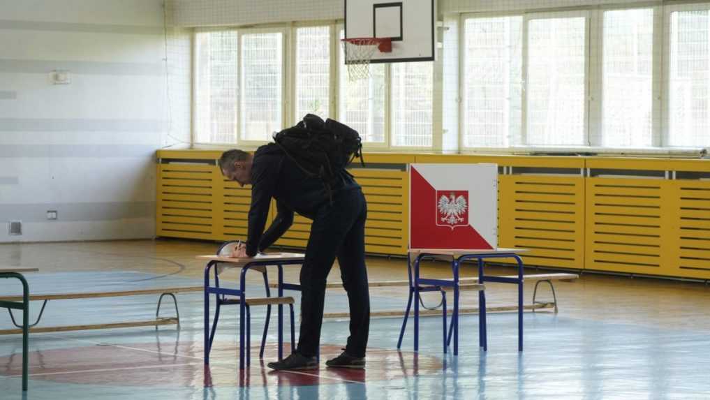 Poliaci si v druhom kole volia nového prezidenta, podľa prieskumov sa očakáva tesný výsledok