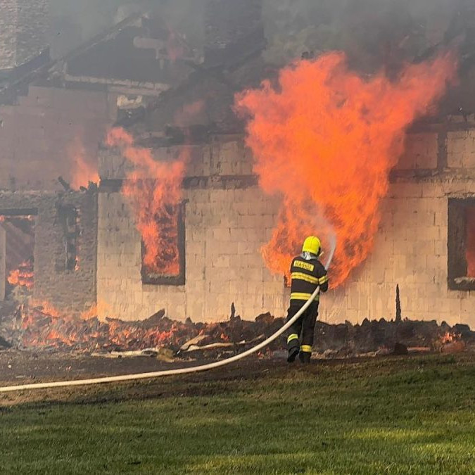Hasiči zasahujú pri rozsiahlom požiari v rekreačnej oblasti na Spiši