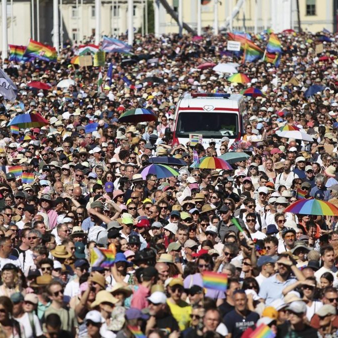 Na dúhový pochod v Budapešti prišlo napriek Orbánovmu zákazu rekordných takmer 200-tisíc ľudí
