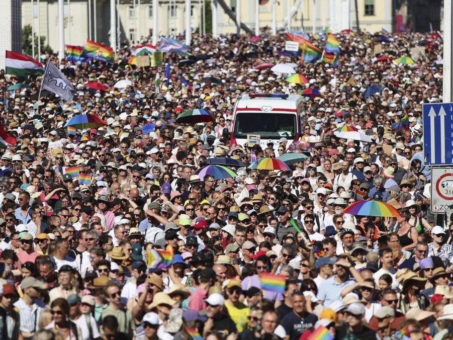 Účastníci dúhového pochodu Budapešť Pride.