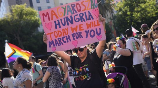 Osoba podporuje Maďarsko na pochode Pride v portugalskom Lisabone.