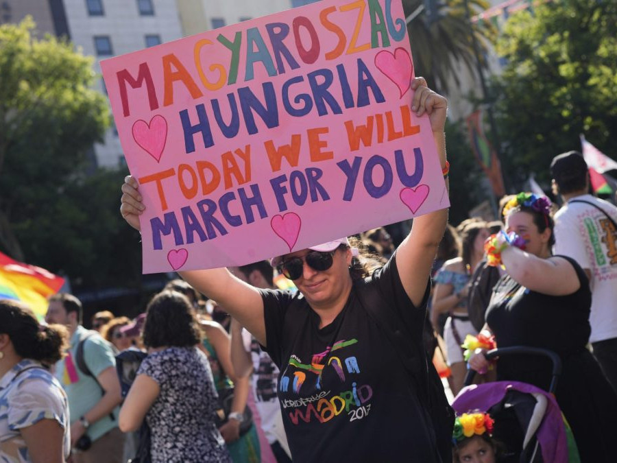 Osoba podporuje Maďarsko na pochode Pride v portugalskom Lisabone.