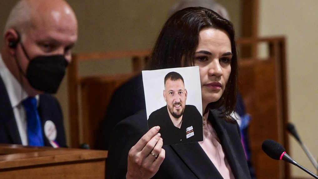 Lídra bieloruskej opozície Siarheja Cichanovského prepustili z väzenia