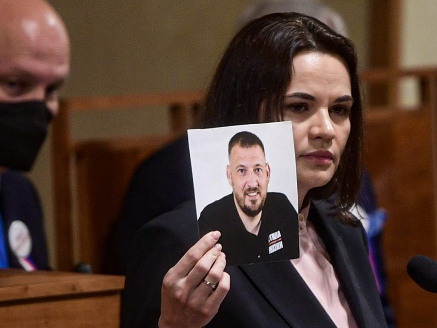 Lídra bieloruskej opozície Siarheja Cichanovského prepustili z väzenia