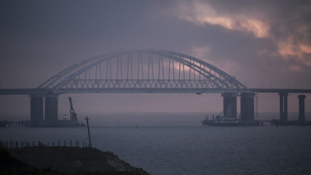 Výbuch, ku ktorému sa prihlásila ukrajinská tajná služba, Kerčský most nepoškodil, tvrdí hovorca Kremľa