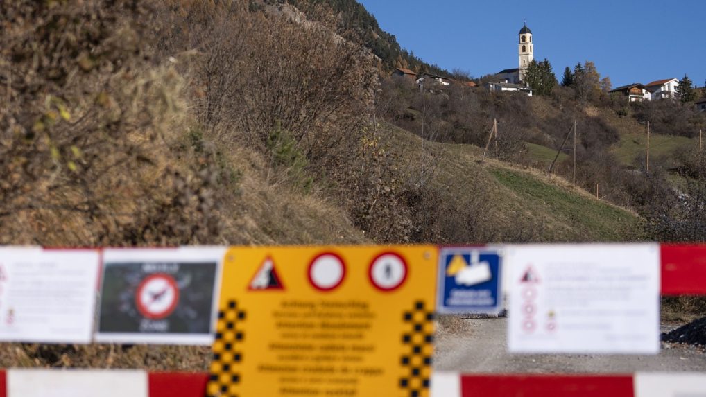 Ďalšej alpskej obci vo Švajčiarsku hrozí zosuv skál a ľadu. Experti pozorne sledujú kopec nad dedinou